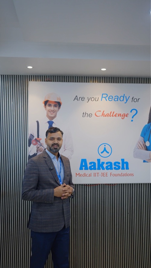 Aakash Institute - Centre head on camera for admissions